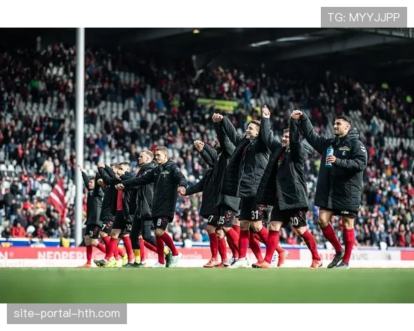 战术板：图解弗赖堡如何通过精密的低位移动，限制住了斯图加特的进攻群